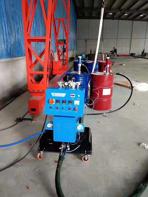 養(yǎng)殖場(chǎng)用聚氨酯保溫可以嗎(圖1) JNJX-Q2600聚氨酯發(fā)泡機(jī)保溫應(yīng)用