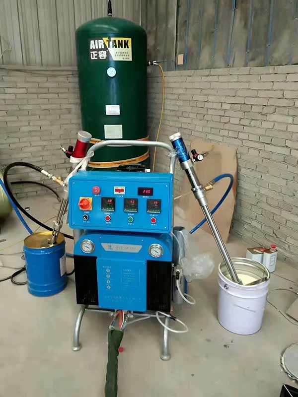 廣東聚脲噴涂機(jī) 除鹽水箱聚脲防腐 Q5200型 18KW 保溫管延長至120米(圖1) JNJX-5200型廣東聚脲噴涂機(jī)防腐施工