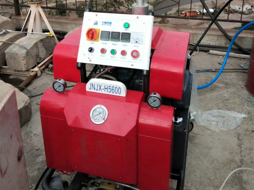 遼寧聚脲噴涂機(jī)混凝土攔水壩防水噴涂案例(圖2) H5600聚脲噴涂機(jī)混凝土攔水壩防水噴涂案例