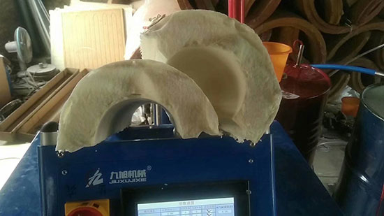 PLC多工序聚氨酯發(fā)泡機(jī) 瓦殼澆注 門板填充(圖2) PLC多工序聚氨酯發(fā)泡機(jī)瓦殼澆注