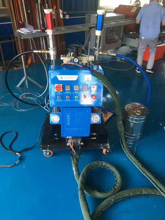 包裝箱物品包裝填充聚氨酯防摔 小型聚氨酯噴涂機(jī)效果怎么樣(圖2) 小型聚氨酯噴涂機(jī)包裝箱物品包裝填充