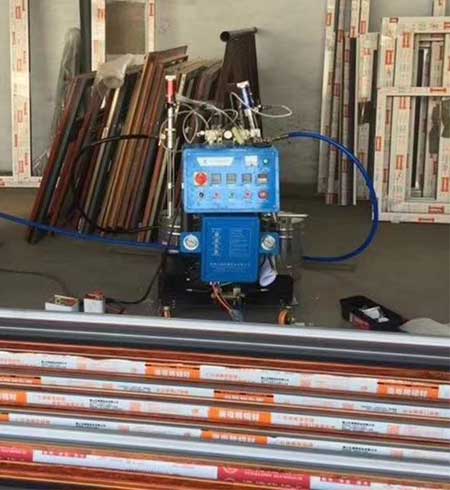 鋁型材腔體填充發(fā)泡(圖1) Q2600D斷橋鋁型材腔體填充聚氨酯發(fā)泡機