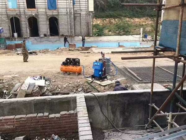 外墻聚氨酯發(fā)泡機(jī)(圖1) 濟(jì)南九旭Q2600外墻聚氨酯發(fā)泡機(jī)