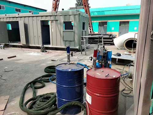 集裝箱活動(dòng)房保溫隔熱聚氨酯噴涂機(jī)(圖2) 集裝箱活動(dòng)房保溫隔熱聚氨酯噴涂案例