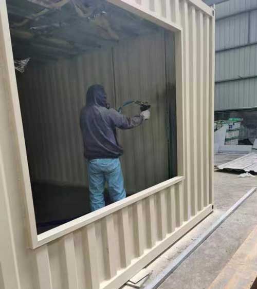 集裝箱活動(dòng)房保溫隔熱聚氨酯噴涂機(jī)(圖3) 集裝箱活動(dòng)房保溫隔熱聚氨酯噴涂案例