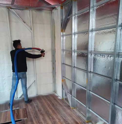 屋頂建輕鋼房怎么保溫 高壓機(圖2) 屋頂建輕鋼房聚氨酯保溫案例