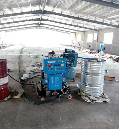 養(yǎng)殖場(chǎng)頂棚保溫用什么材料(圖1) Q2600聚氨酯噴涂機(jī)設(shè)備