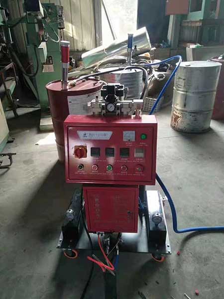 聚氨酯發(fā)泡熱水器(圖2) JNJX-III(H)型太陽能聚氨酯發(fā)泡機